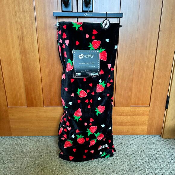 Betsey Johnson Berry Valentines Day Ultra Soft Plush Throw 50x70, NWT - Picture 1 of 3